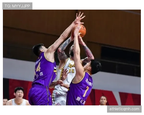 篮球手部接触判定规则详解：合法防守与犯规的界定